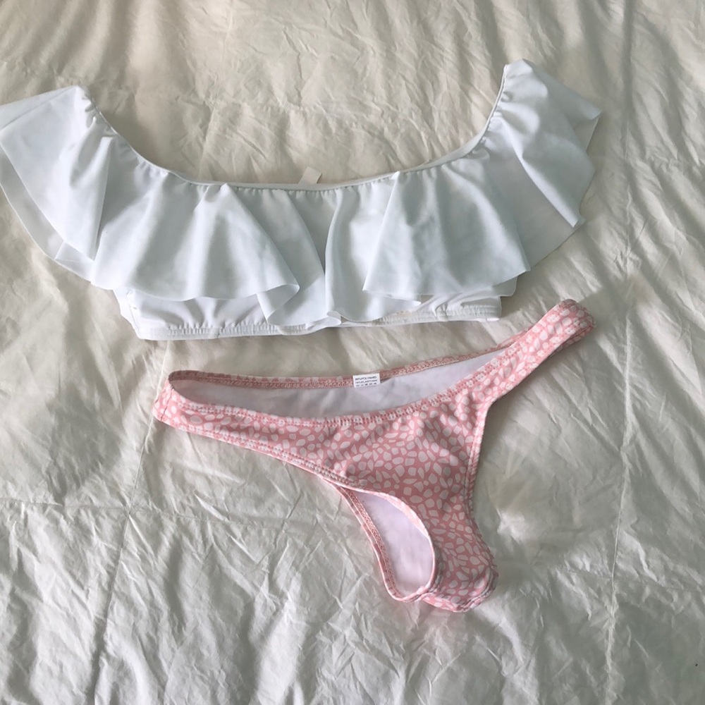 Bikini - Picture 1 of 3